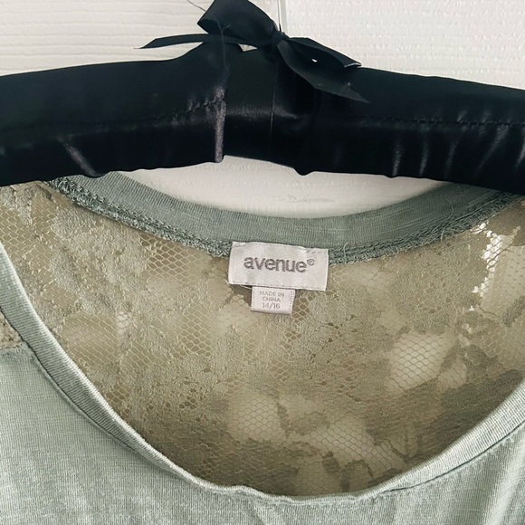 Avenue Womens Green Lace Sleeve Top w/ small front pocket, 14/16, used condition - Picture 2 of 4